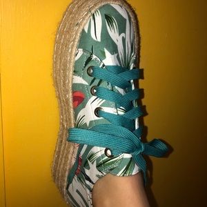 Perfect tropical platforms for a date!! 😍💫🌴